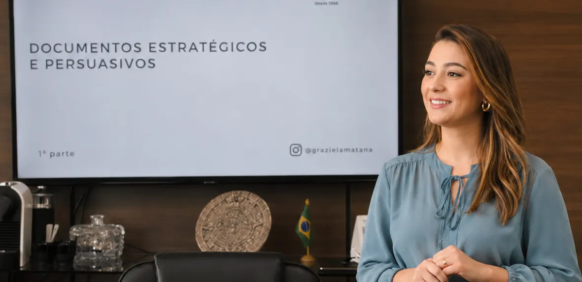 Graziela Matana apresentando documentos estratégicos e persuasivos