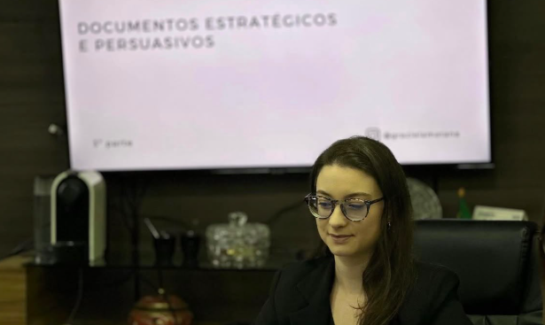 Graziela Matana apresentando documentos estratégicos e persuasivos
